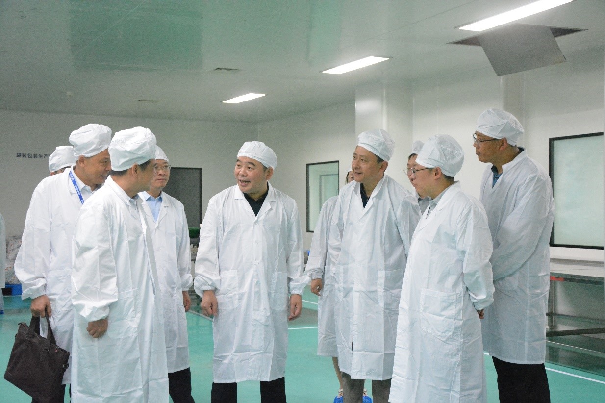 【企业新闻】沉庆市万州区副区长骆高燕光临优德88中药调研领导